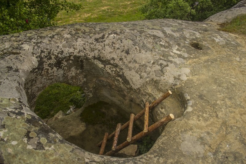 В Родопите: Красива скална гробница с лековита сила привлича хората