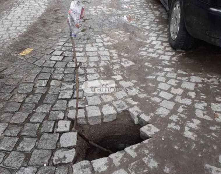 Чудовищна дупка погълна кола в Кършияка. Само дъждът ли е виновен? СНИМКИ