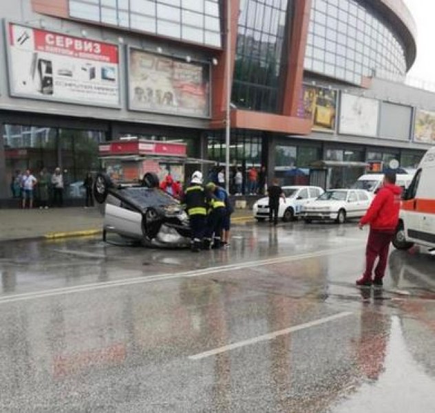 Кола се обърна по таван в Пловдив СНИМКИ