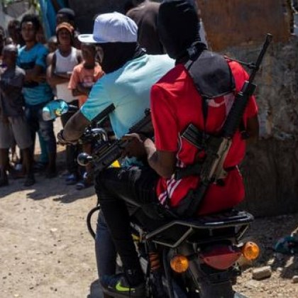 Престъпна банда в Хаити отвлече два автобуса с 36 те им