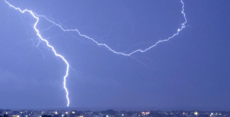 Мощна буря удари Гърция, засякоха 27 000 светкавици