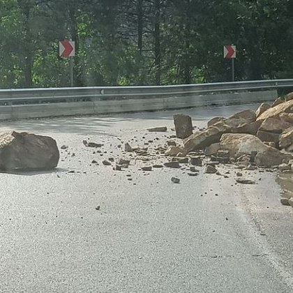 Скална маса е паднала на пътя Кричим Михалково Една от лентите