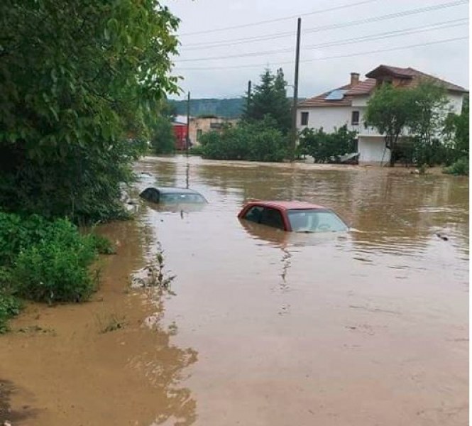 Потоп в Трявна! Коли и улици останаха под вода  СНИМКИ
