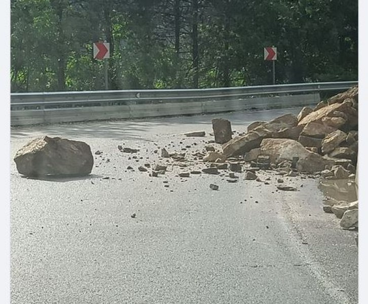 Скална маса е паднала на пътя Кричим-Михалково. Една от лентите