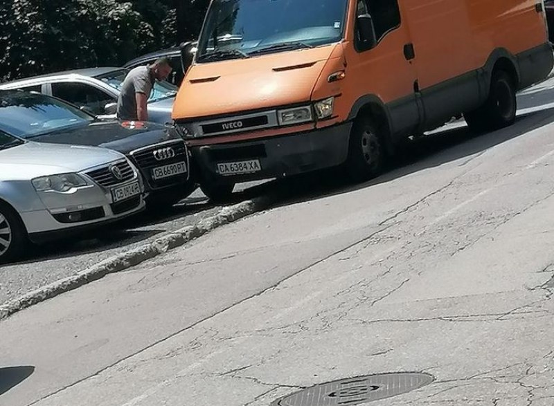 Бус блъсна паркирано ауди в София, не избяга СНИМКА