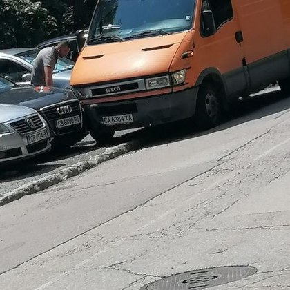 Бус нацели паркирана кола в София Инцидентът е станал по рано