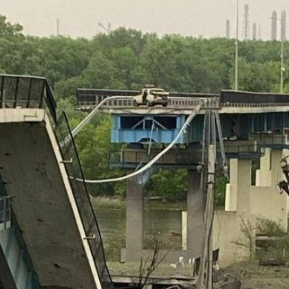 Руските сили са взривили мост свързващ украинския град Северодонецк с