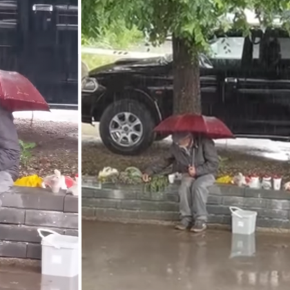Възрастен мъж продава подправки под дъжда за да изкара за