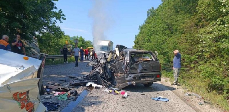 Тежка катастрофа между камион и кола, има загинал СНИМКИ