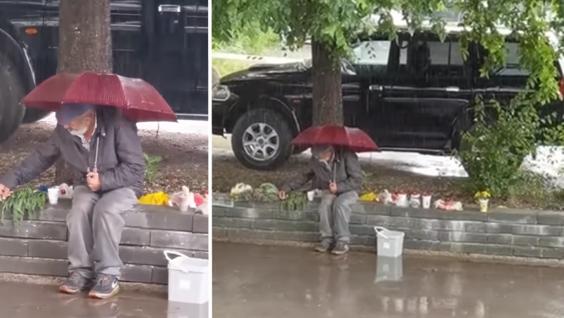 Възрастен мъж продава подправки под дъжда, за да изкара за