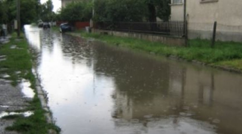 Заради поройния дъжд във вторник части от София отново бяха