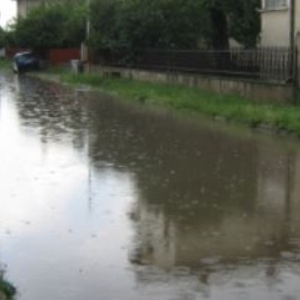 Заради поройния дъжд във вторник части от София отново бяха