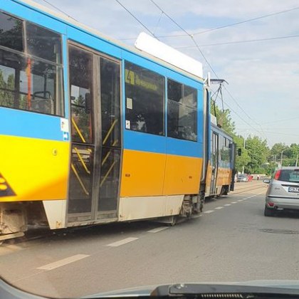 Трамвай който се движи по линия № 4 в София