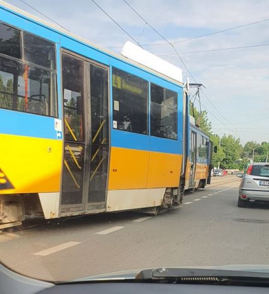 Трамвай дерайлира в София СНИМКИ