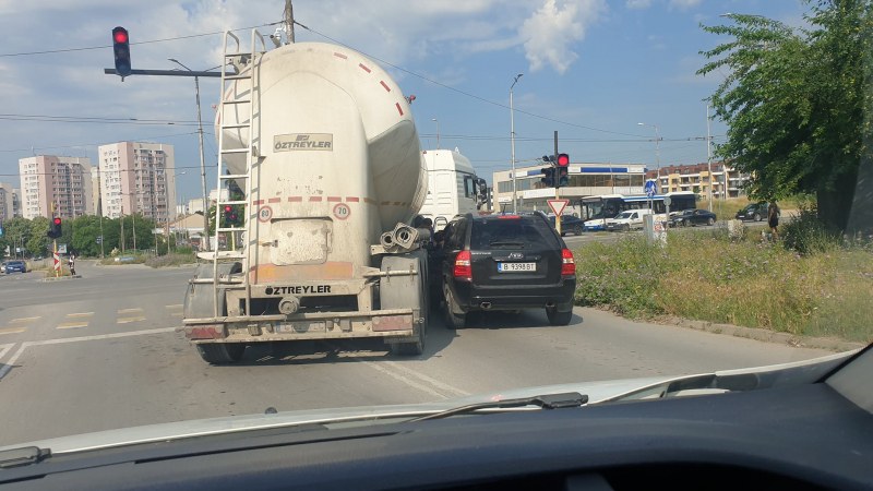 Цистерна и лек автомобил катастрофираха на натоварено кръстовище във Варна