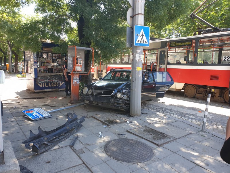 4-ма са тежко пострадали след катастрофата между кола и трамвай в София
