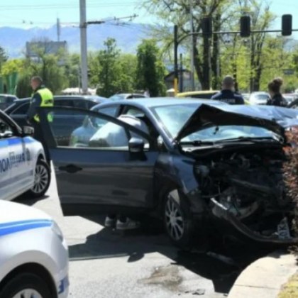 Тежка катастрофа е станала преди минути в София на кръстовището