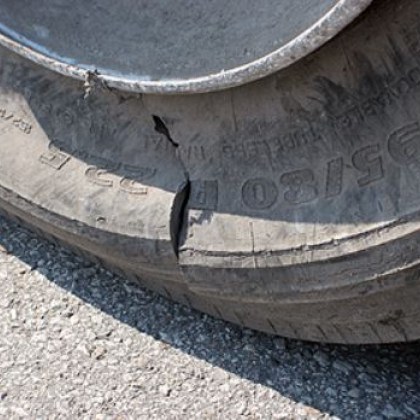 Кой пука гуми на коли в пловдивския квартал Кючук Париж
