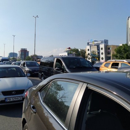 Трикилометрова колона от автомобили и автобуси на градския транспорт се