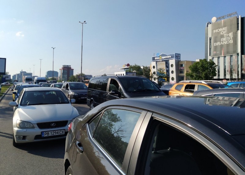 Протести причиниха огромна тапа от коли на Цариградско шосе в посока Пловдив СНИМКА