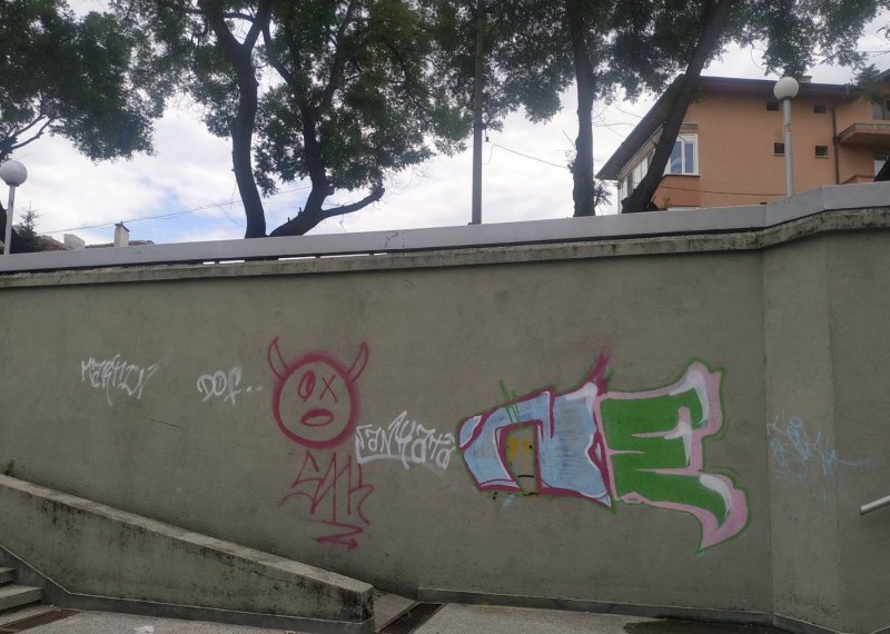 Разбита камера, надраскани стени: Подлез в Пловдив се върна две години назад