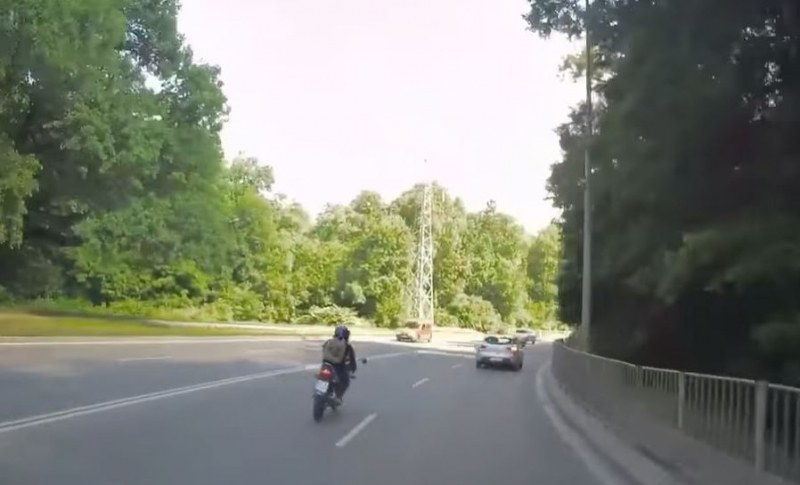 Без видима причина! Моторист се блъсна в рейс в София ВИДЕО