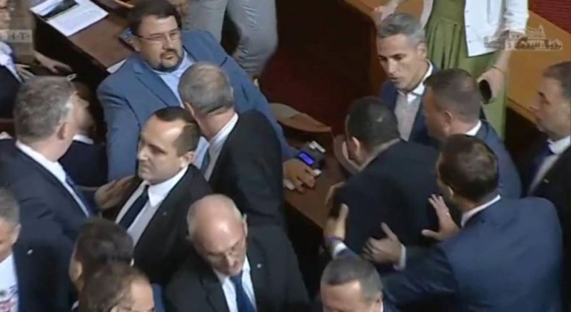 Отново! Депутати стигнаха да саморазправа в Народното събрание ВИДЕО+СНИМКИ