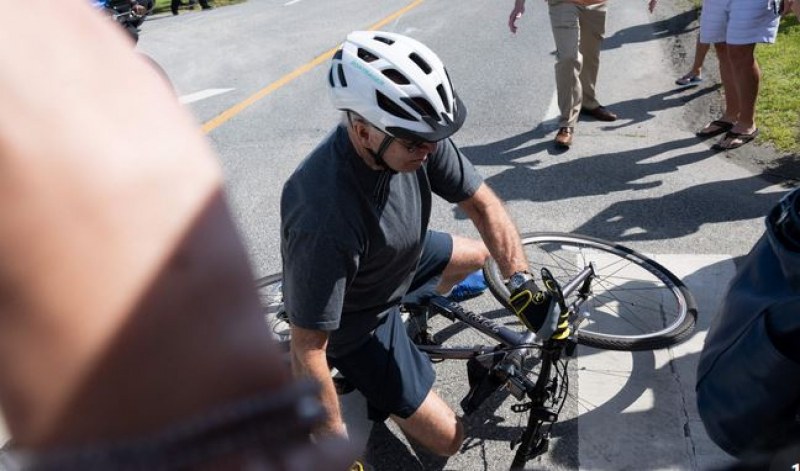 Байдън падна от колелото си пред свои поддръжници ВИДЕО