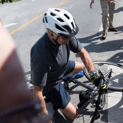 79 годишният президентъна САЩ Джо Байдън падна от колелото си