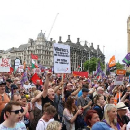 Десетки хиляди хора излязоха на протест в центъра на Лондон