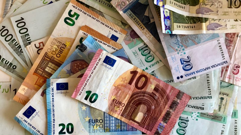 Приемането на еврото в България няма да се забави с повече от година