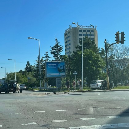 Два автомобила катастрофираха в района на летище София