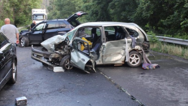 68-годишният шофьор на лек автомобил Рено, предизвикал верижната катастрофа снощи