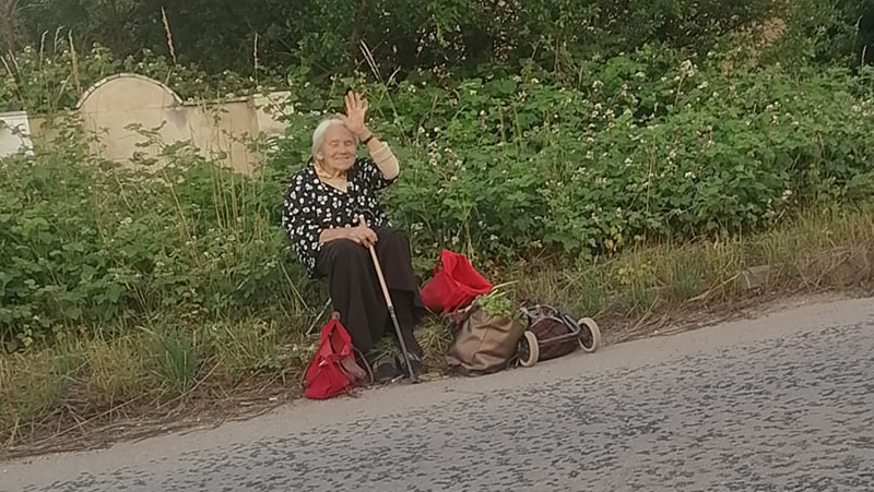 Баба Василка застава всеки ден на този главен път. Пазете я!