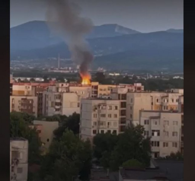 Голям пожар е избухнал в инустриалната зона в пловдивския квартал