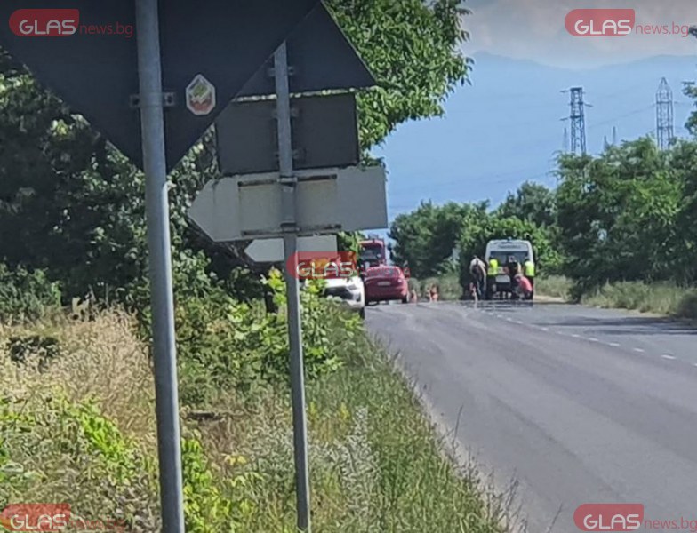Кола и бус се блъснаха на пътя Пловдив - Карлово, има пострадали