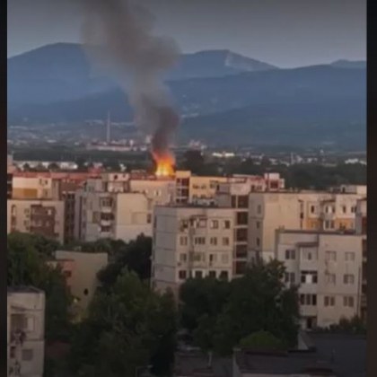 Голям пожар е избухнал в инустриалната зона в пловдивския квартал