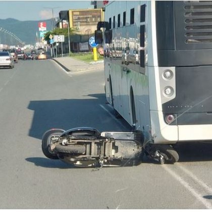 Автобус и мотопед са се блъснали на Околовръстното в София