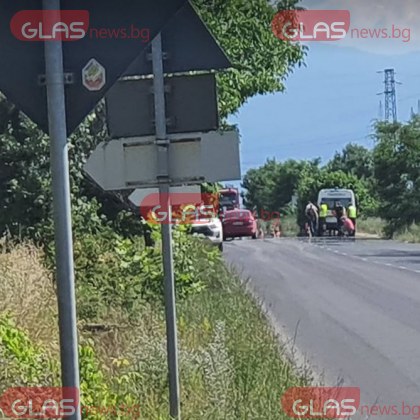 Кола и бус се блъснаха на пътя Пловдив - Карлово, има пострадали