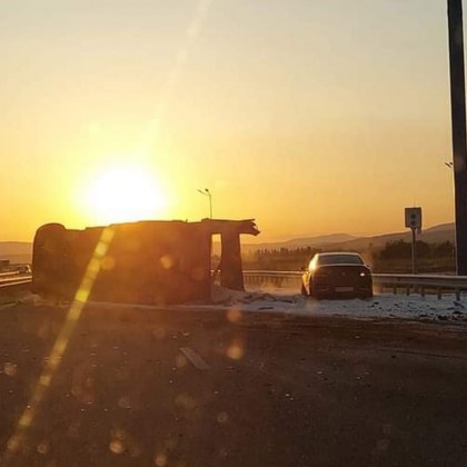 Тежкотоварен автомобил се е обърнал на магистрала Тракия Инцидентът е