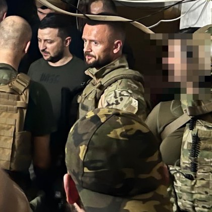 Зеленски е попаднал под обстрел
