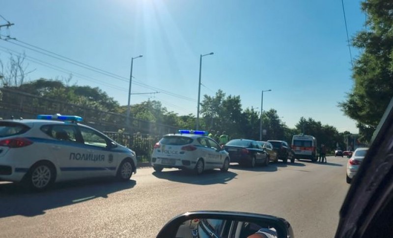 Верижна катастрофа на булевард в Пловдив, линейка и полиция са на място