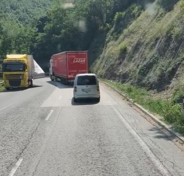 Камион разпиля товар на Прохода на Републиката СНИМКА