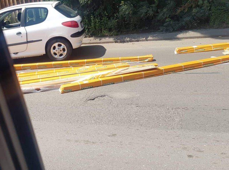 Кола и камион се блъснаха в София, има разпилян товар СНИМКИ
