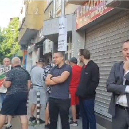 Привърженици на ВМРО начело с евродепутата Ангел Джамбазки са блокирали