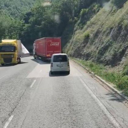 Тежкотоварен камион е претърпял инцидент по рано днес Преминавайки през прохода Хаинбоаз