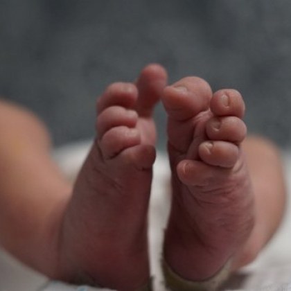 Новородено момченце е открито в кош за боклук Бебето е