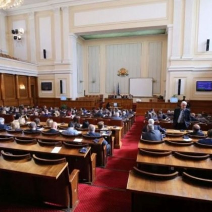 Гласуват вота на недоверие. Ще оцелее ли кабинетът?