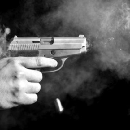 Мъж простреля двама души във вход на блок