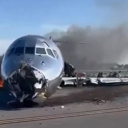 Самолет превозващ повече от 100 пътници катастрофира в понеделник на